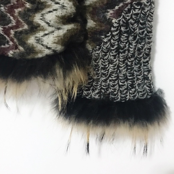 Dolce Cabo knit wool sweater-jacket with raccoon fur. - Picture 6 of 8